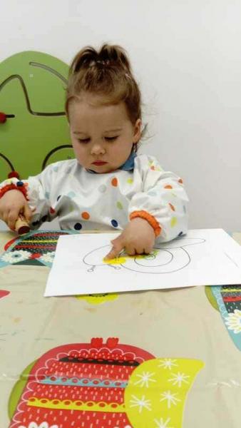 Dziecko rysujące na kartce 03