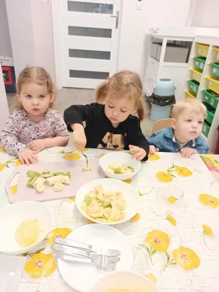 Dzieci robiące jedzenie 04
