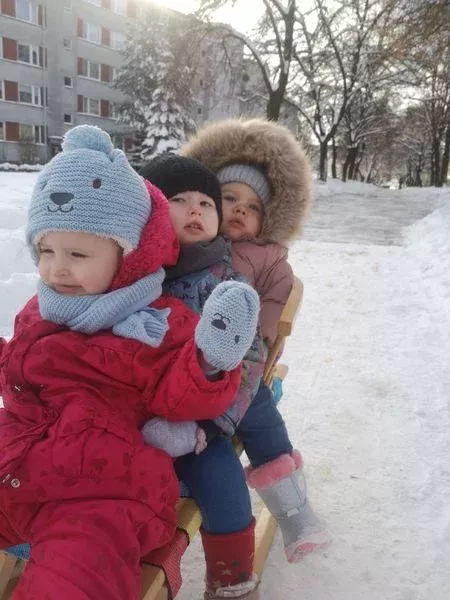 Dzieci bawiące się na śniegu 01