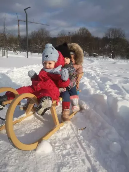 Dzieci bawiące się na śniegu 02