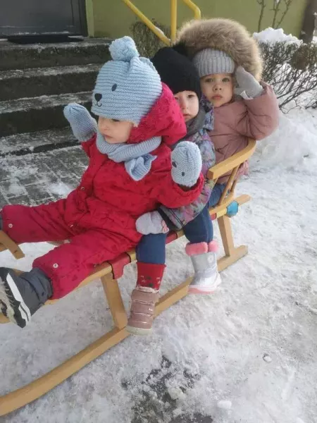 Dzieci bawiące się na śniegu 03