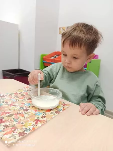 Dziecko siedzące przy stoliku z miską 01