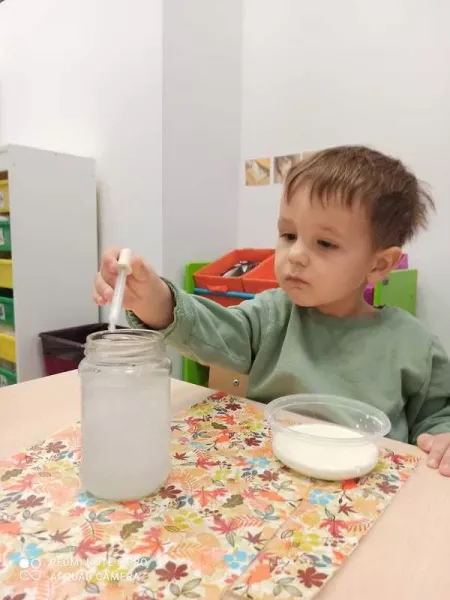 Dziecko siedzące przy stoliku z miską 04