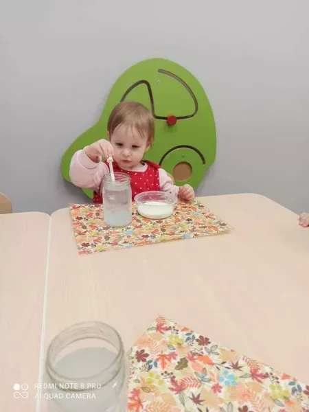 Dziecko siedzące przy stoliku z miską 05